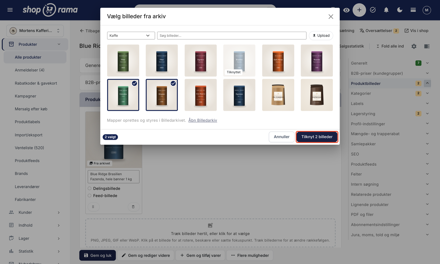 Vinduet Vælg billeder fra arkiv åbnet fra produktet Blue Ridge Julekalender med 24 kaffer, med mappen Kaffe valgt, søgefelt og en Upload-knap øverst og et galleri af kaffeposer. Colombia og Etiopien er markeret med et flueben, Brasilien er nedtonet med mærket Tilknyttet, fordi det allerede sidder på produktet, nederst til venstre står 2 valgt, og knappen Tilknyt 2 billeder nederst til højre er markeret med en rød ramme