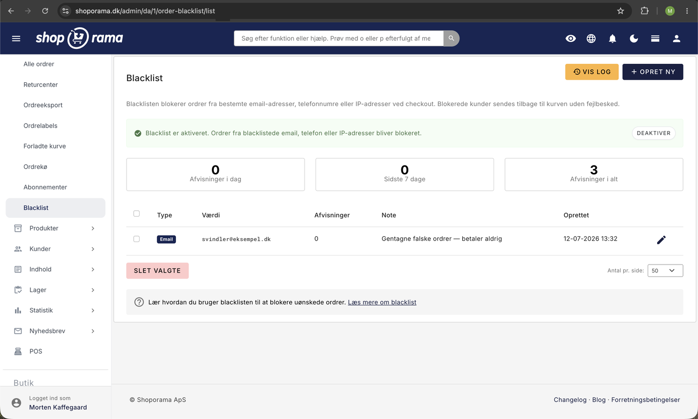 Blacklist-siden i Shoporama-admin med grøn aktiveret-status, tre statistik-kort for afvisninger, og en blokeret e-mailadresse med intern note i listen.
