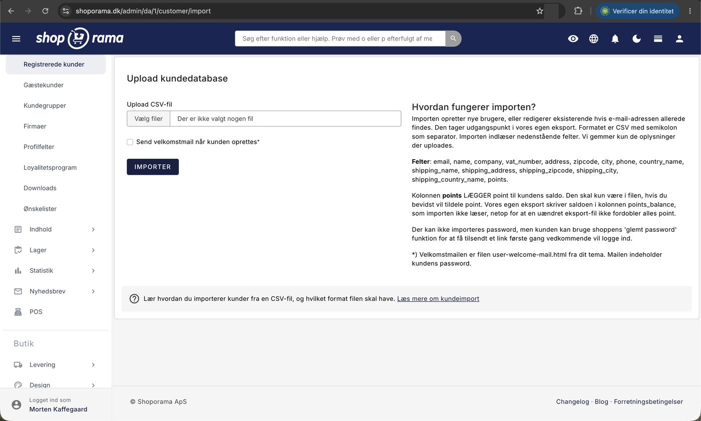Siden Upload kundedatabase i Shoporama med felt til CSV-fil, afkrydsningsfeltet Send velkomstmail når kunden oprettes, Importer-knappen, og forklaringen af hvilke felter importen læser
