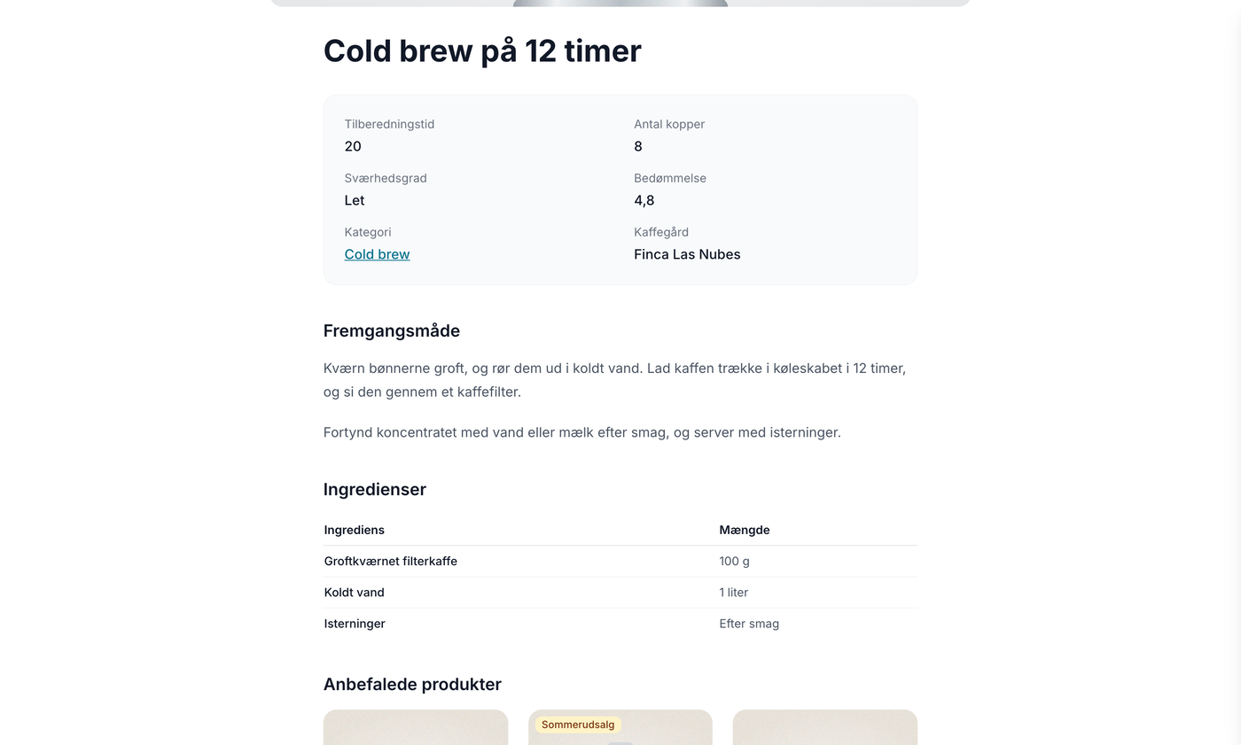 Opskriften Cold brew på 12 timer vist i shoppen i Montana-temaet med en boks med felterne Tilberedningstid, Antal kopper, Sværhedsgrad, Bedømmelse, Kategori, og Kaffegård, afsnittet Fremgangsmåde, en tabel med ingredienser, og overskriften Anbefalede produkter med produktkort