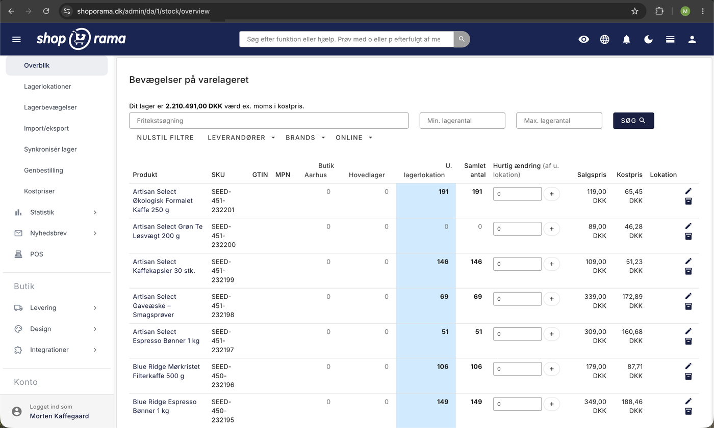 Lageroverblik i Shoporama-admin med produkter, SKU, lagerantal pr. lokation, salgspris, kostpris, og filtre for leverandør, brand, og online-status.