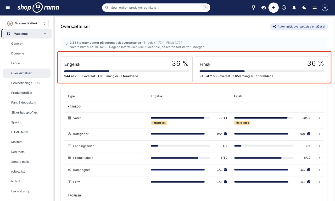 Siden Webshop → Oversættelser i Shoporama-admin med indikatoren for tekster, der venter på automatisk oversættelse, to kort for Engelsk og Finsk med 36 % oversat og antal tekster der mangler eller er forældede, og en tabel over typerne Varer, Kategorier, Landingssider, Produktlabels, Kampagner og Filtre med fremdrift pr. sprog