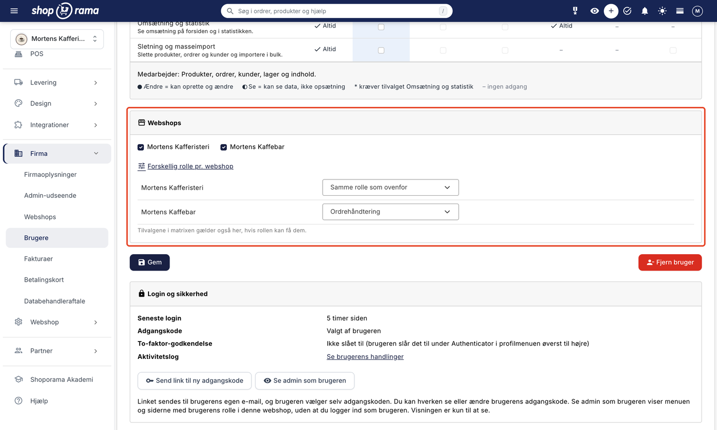 Kortet Webshops på Rediger bruger med flueben ved to webshops og linket Forskellig rolle pr. webshop foldet ud. Den ene webshop har Samme rolle som ovenfor i rullemenuen, og den anden har rollen Ordrehåndtering. Under kortet står knapperne Gem og Fjern bruger.