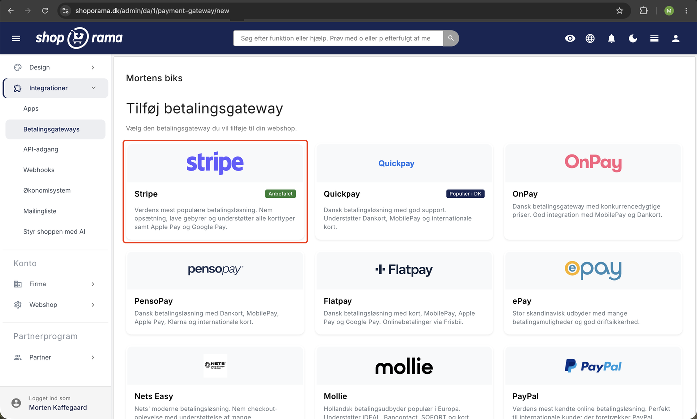 Stripe-kortet fremhævet med rød ramme på siden Tilføj betalingsgateway, sammen med Quickpay, OnPay, PensoPay, Flatpay, og ePay