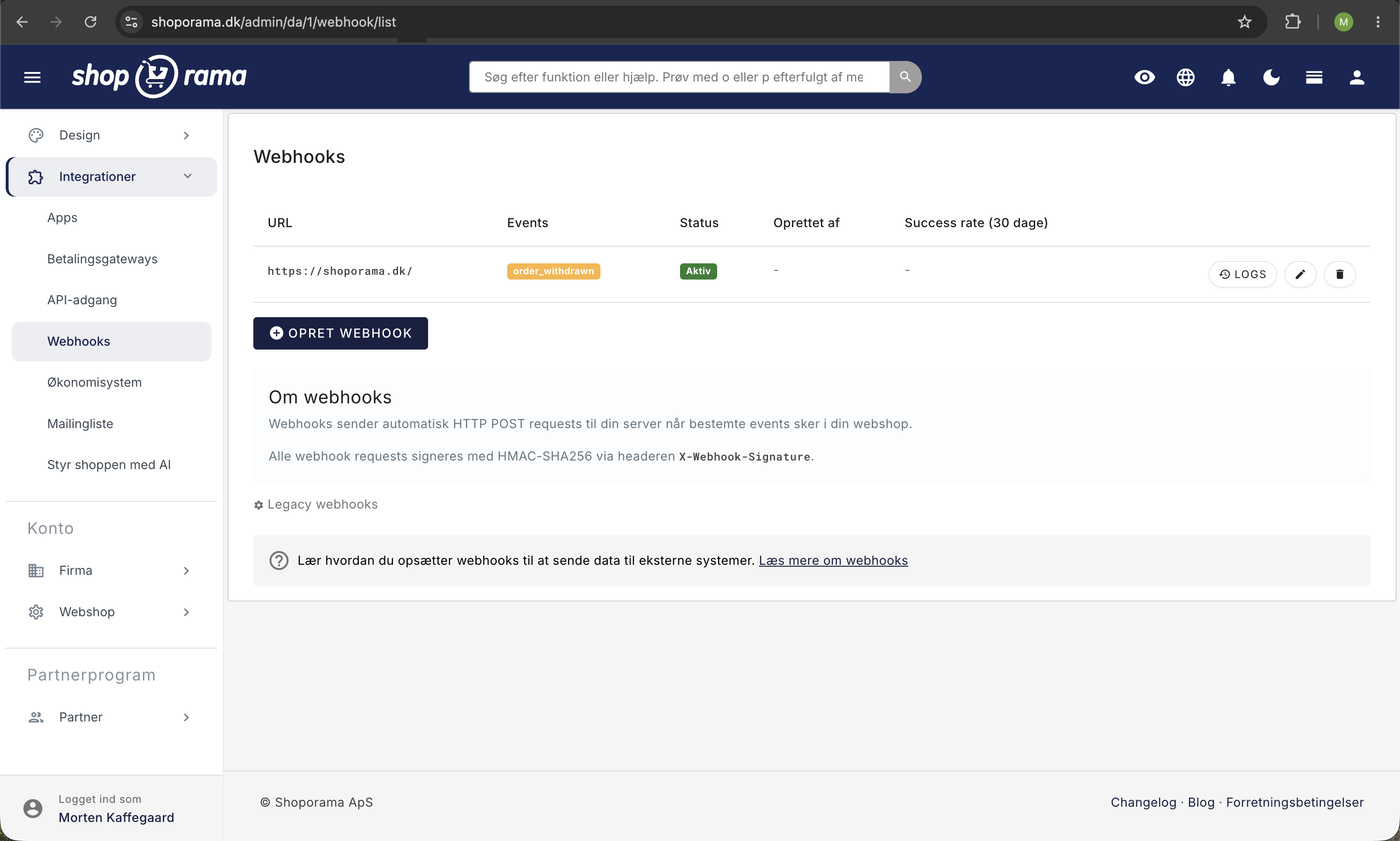 Webhooks-oversigten under Integrationer i Shoporama-admin med en webhook-URL, event-badge, status Aktiv, og knappen Opret webhook