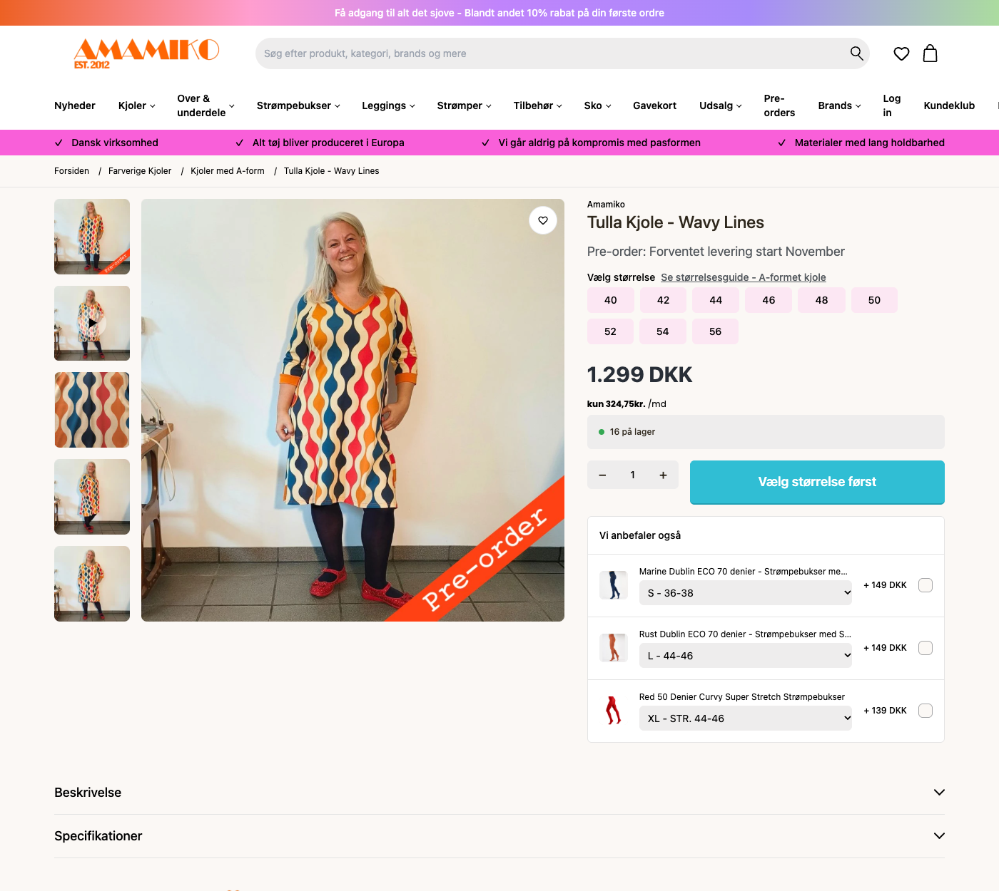 Produktside hos Amamiko med pre-order og forventet levering, størrelser fra 40 til 56 og strømpebukser som tilkøb